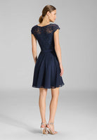 Kleid mit paillettenbesetztem Spitzenoberteil