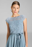 Kleid mit paillettenbesetztem Spitzenoberteil