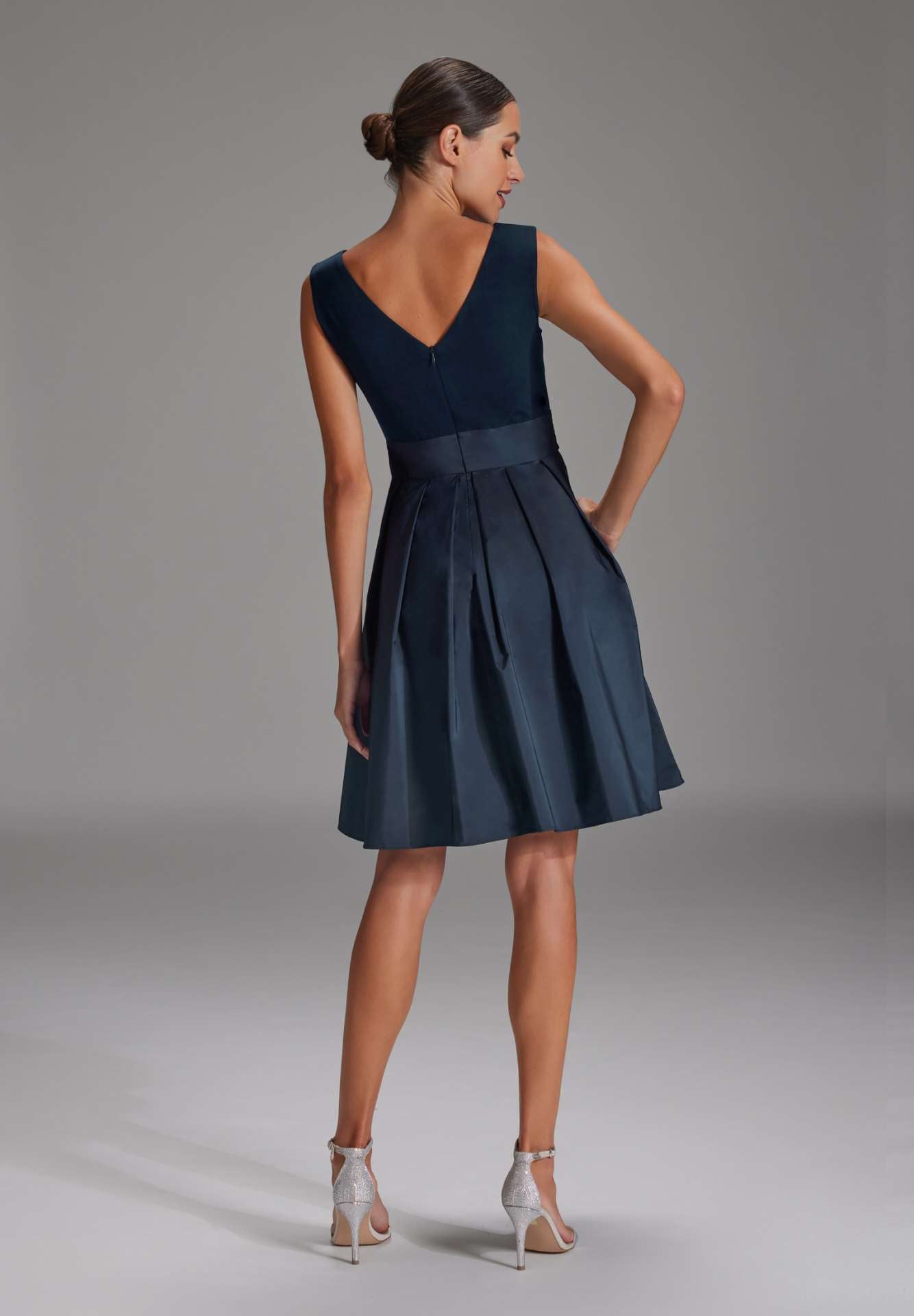 Kurzes Kleid mit Taft Rock