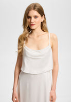 Abendkleid aus Satin mit angedeutetem Wasserfallausschnitt