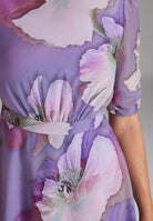 Blumiges Chiffonkleid mit Raffärmeln