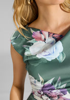 Etuikleid mit blumigem Print