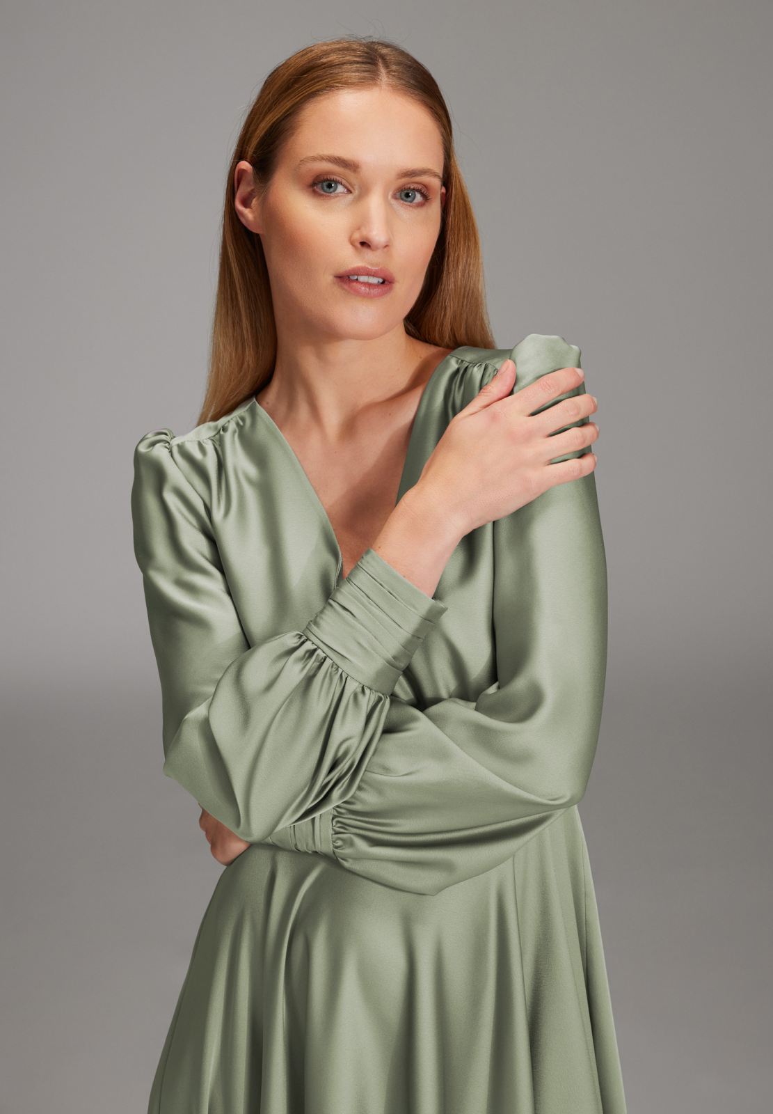 Midi Kleid aus nachhaltigem Satin mit Raffdetails
