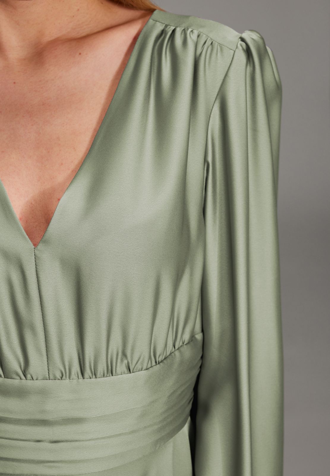 Midi Kleid aus nachhaltigem Satin mit Raffdetails