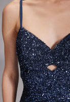 Bodenlanges Paillettenkleid mit Cut-Out Detail