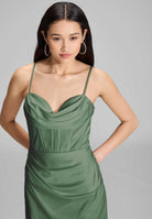 Satinkleid mit Drapierung und Beinschlitz