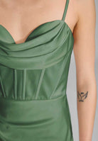 Satinkleid mit Drapierung und Beinschlitz