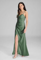 Satinkleid mit Drapierung und Beinschlitz