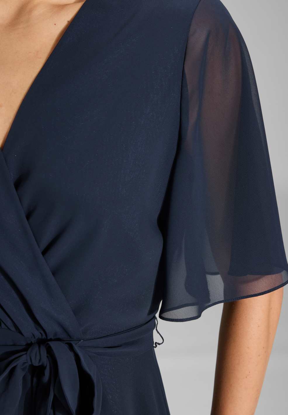 Chiffon Kleid in Wickel Optik mit Vokuhila Saum