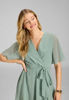 Chiffon Kleid in Wickel Optik mit Vokuhila Saum