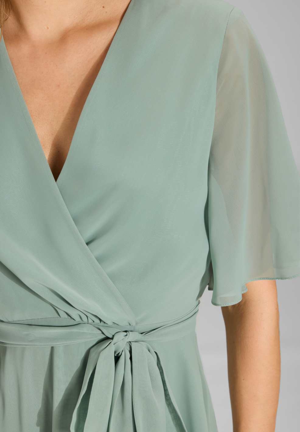 Chiffon Kleid in Wickel Optik mit Vokuhila Saum