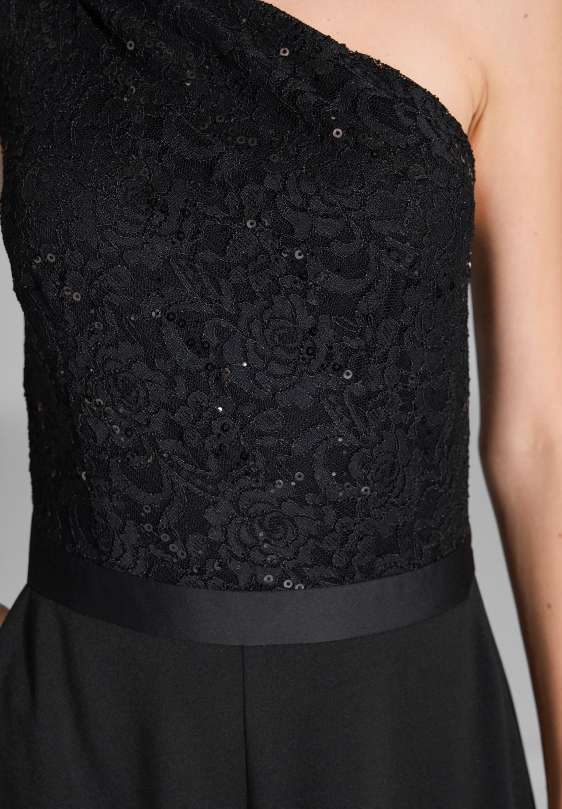 One Shoulder Jumpsuit mit Oberteil aus paillettenbesetzter Spitze