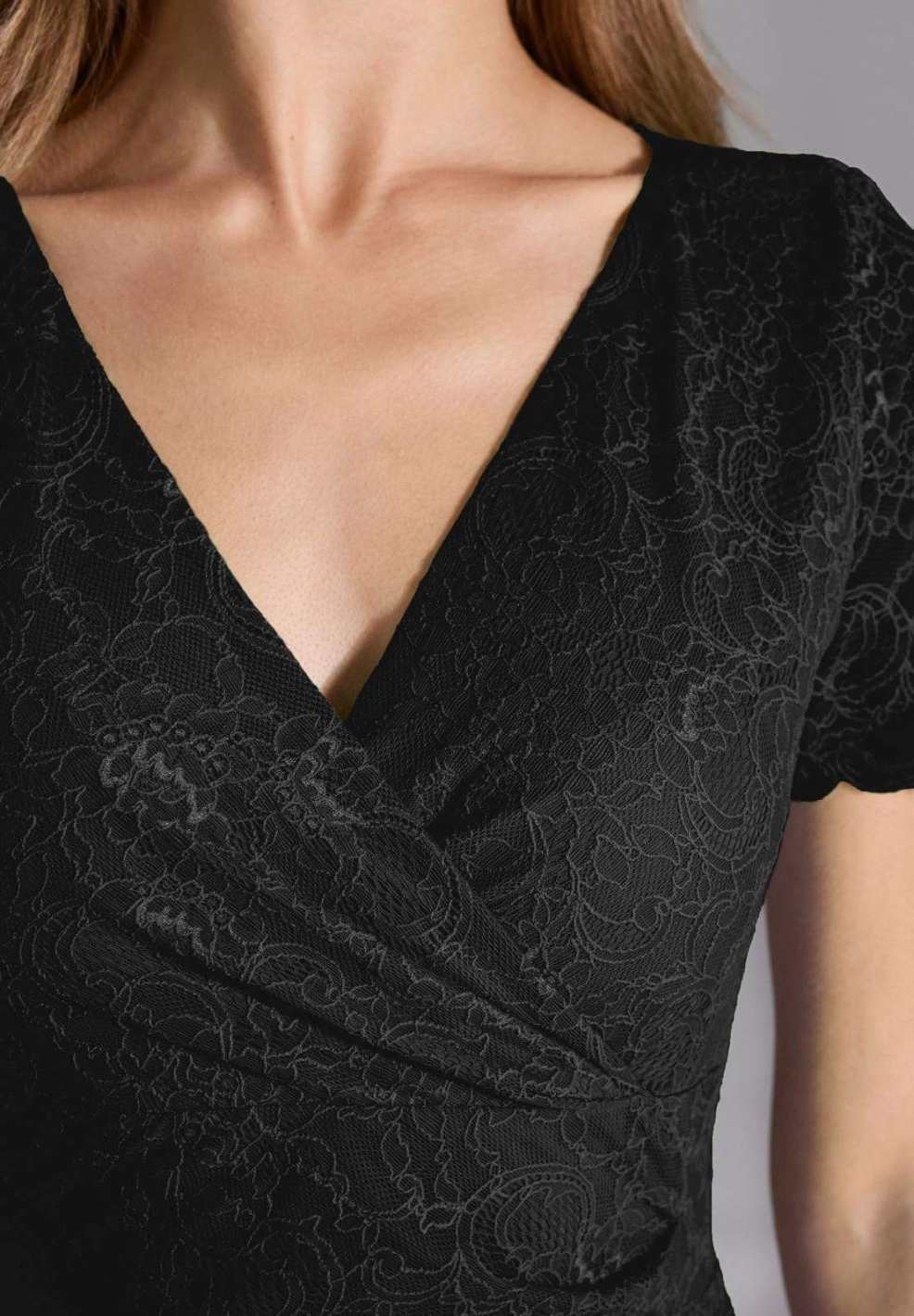 Etui Kleid aus feiner Spitze mit Bogenkante