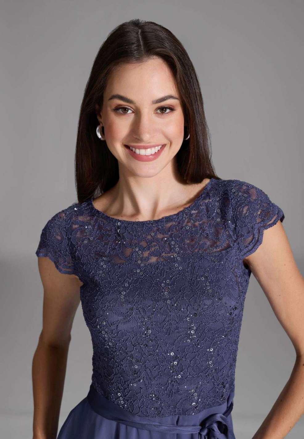 Kleid mit paillettenbesetztem Spitzenoberteil