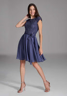 Kleid mit paillettenbesetztem Spitzenoberteil