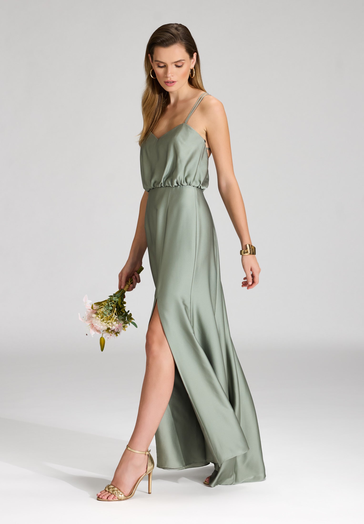 Abendkleid aus nachhaltigem Satin mit gekreuzten Spagettiträgern