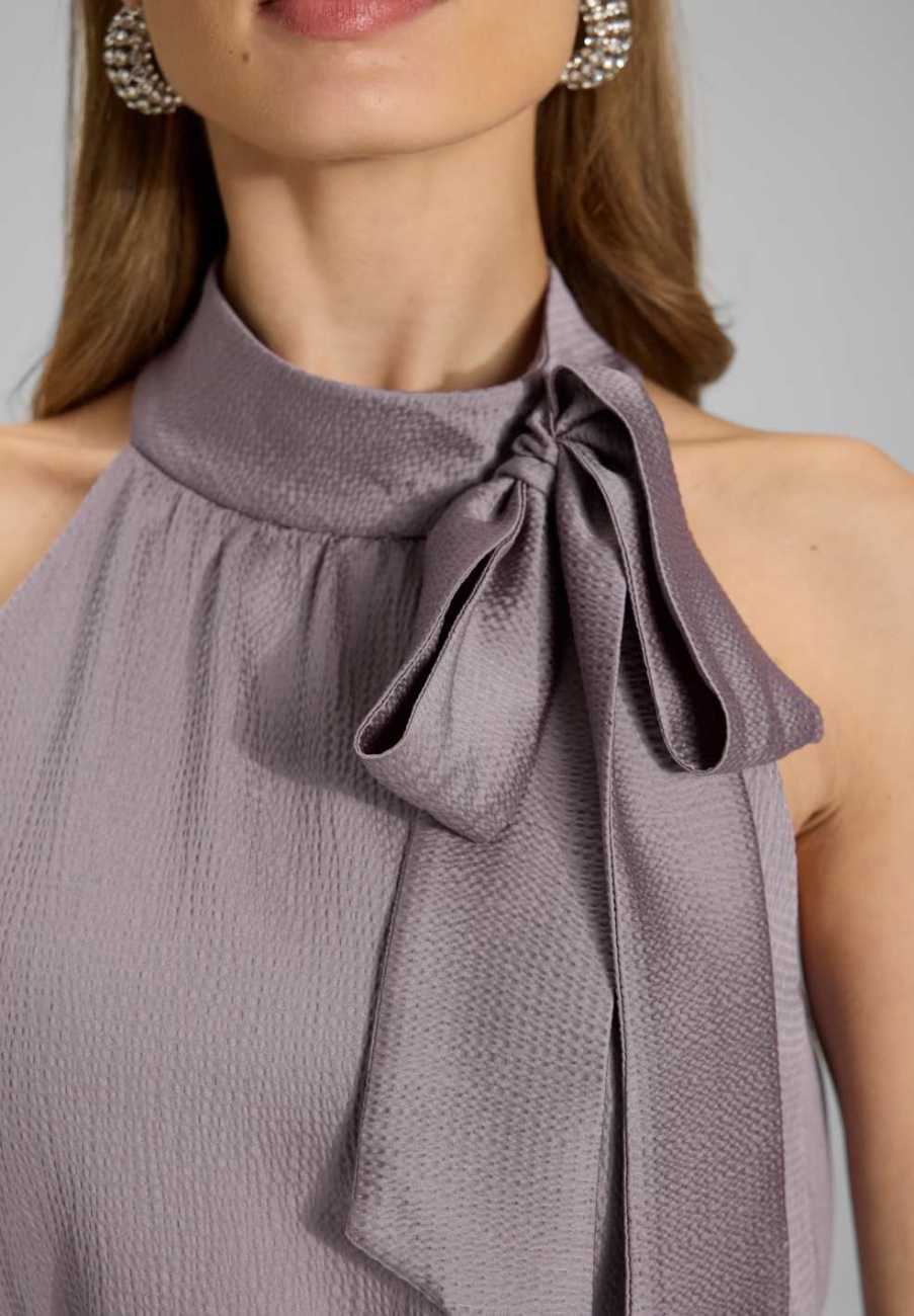 Jumpsuit mit Schluppe aus gehämmertem Satin