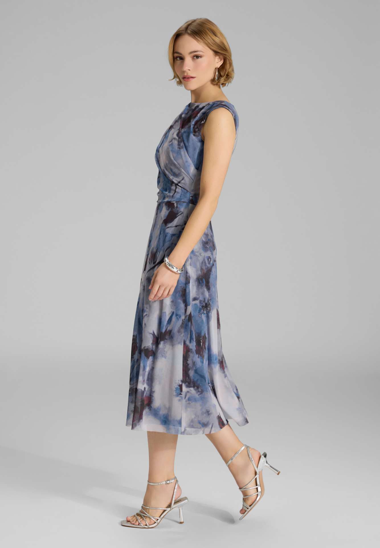 Midi Kleid aus weichem Mesh mit abstraktem Druck