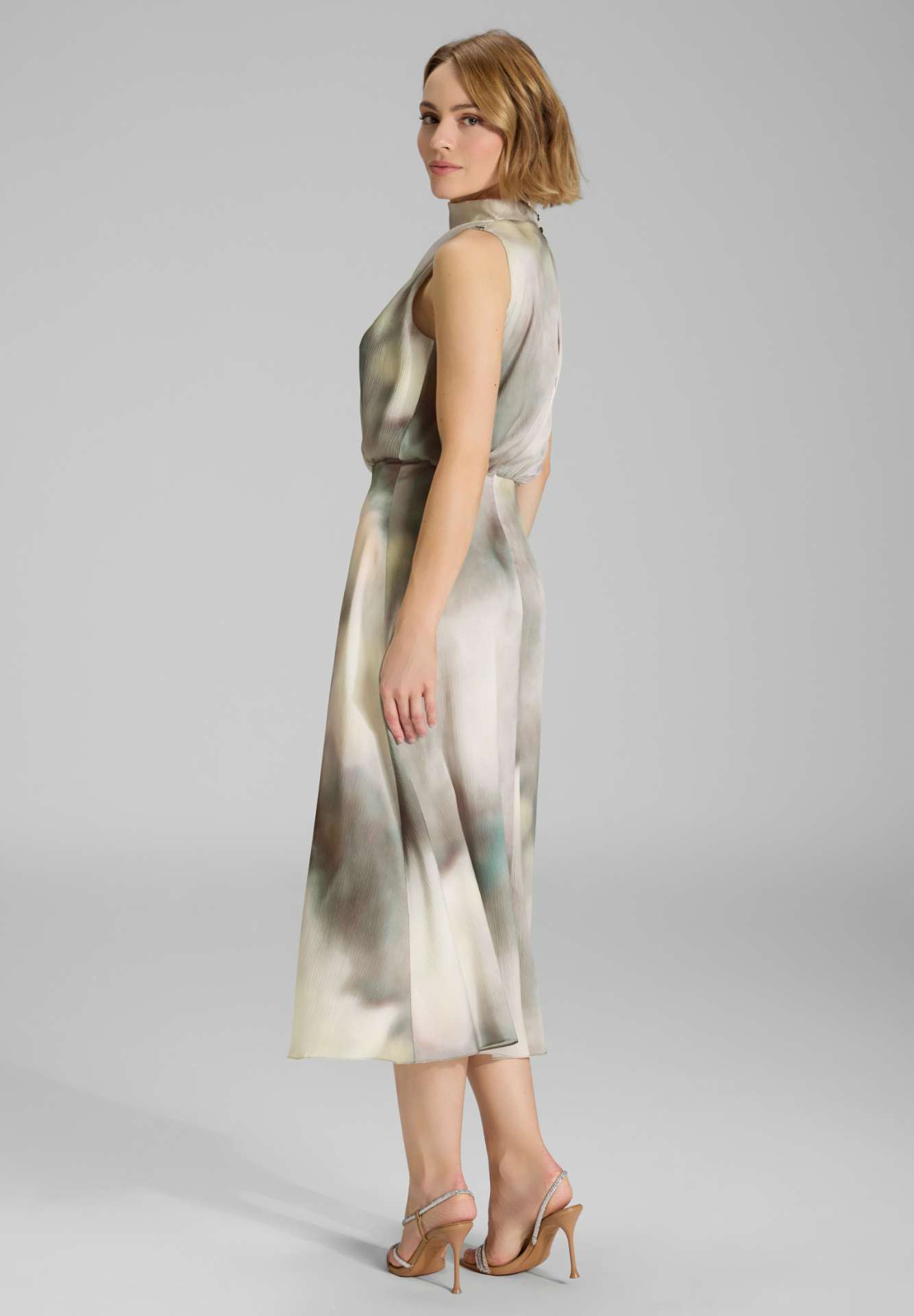 Midi Kleid aus gehämmertem Satin mit abstraktem Druck und Drapierung am Kragen