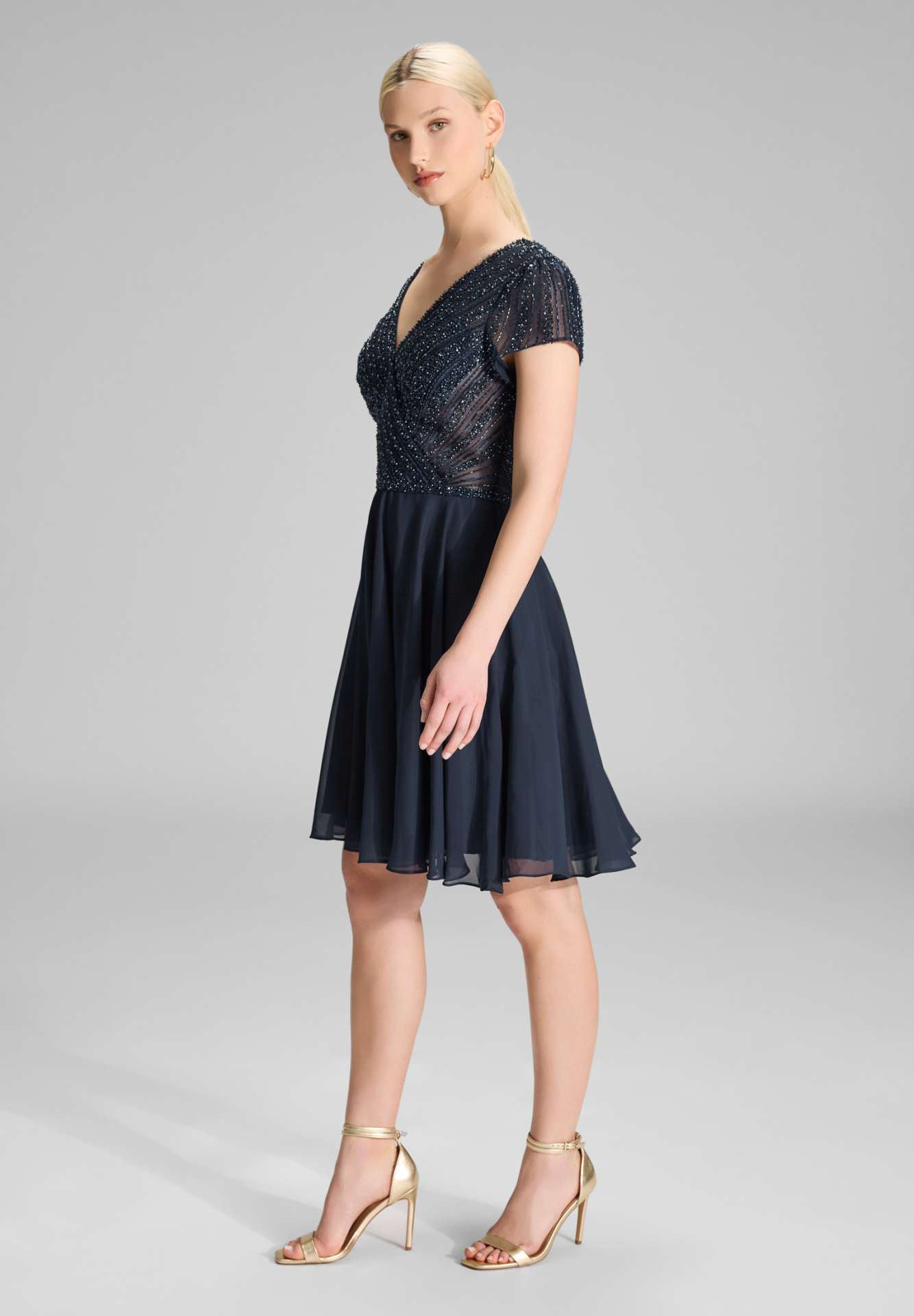 Besticktes Chiffonkleid mit kurzen Ärmeln