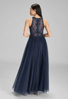 Bodenlanges Tüllkleid mit Stickerei