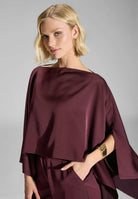 Cape-Top aus Satin mit seitlichen Schlitzen