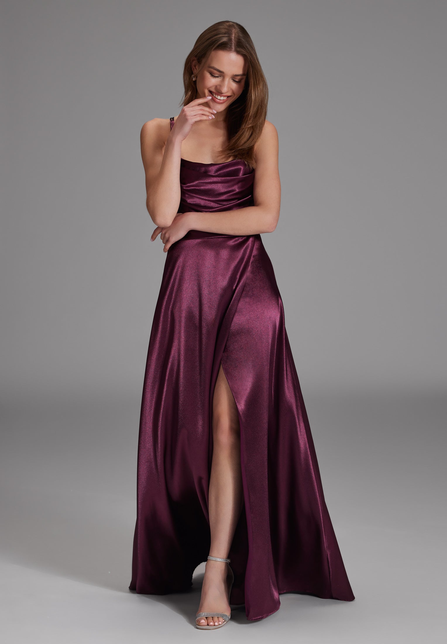 Satin-Abendkleid mit Gehschlitz vivid burgundy