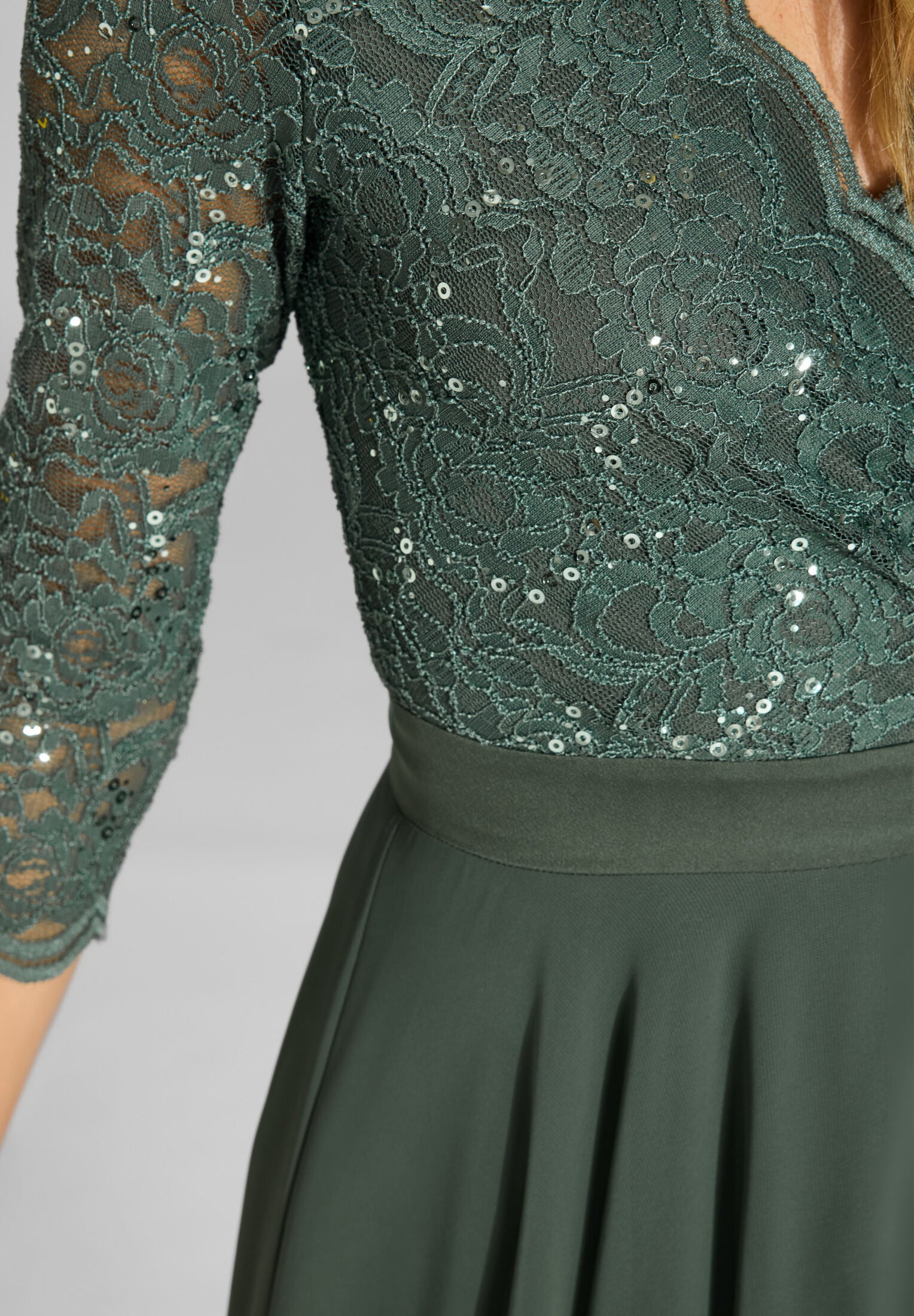 Cocktailkleid aus Material-Mix