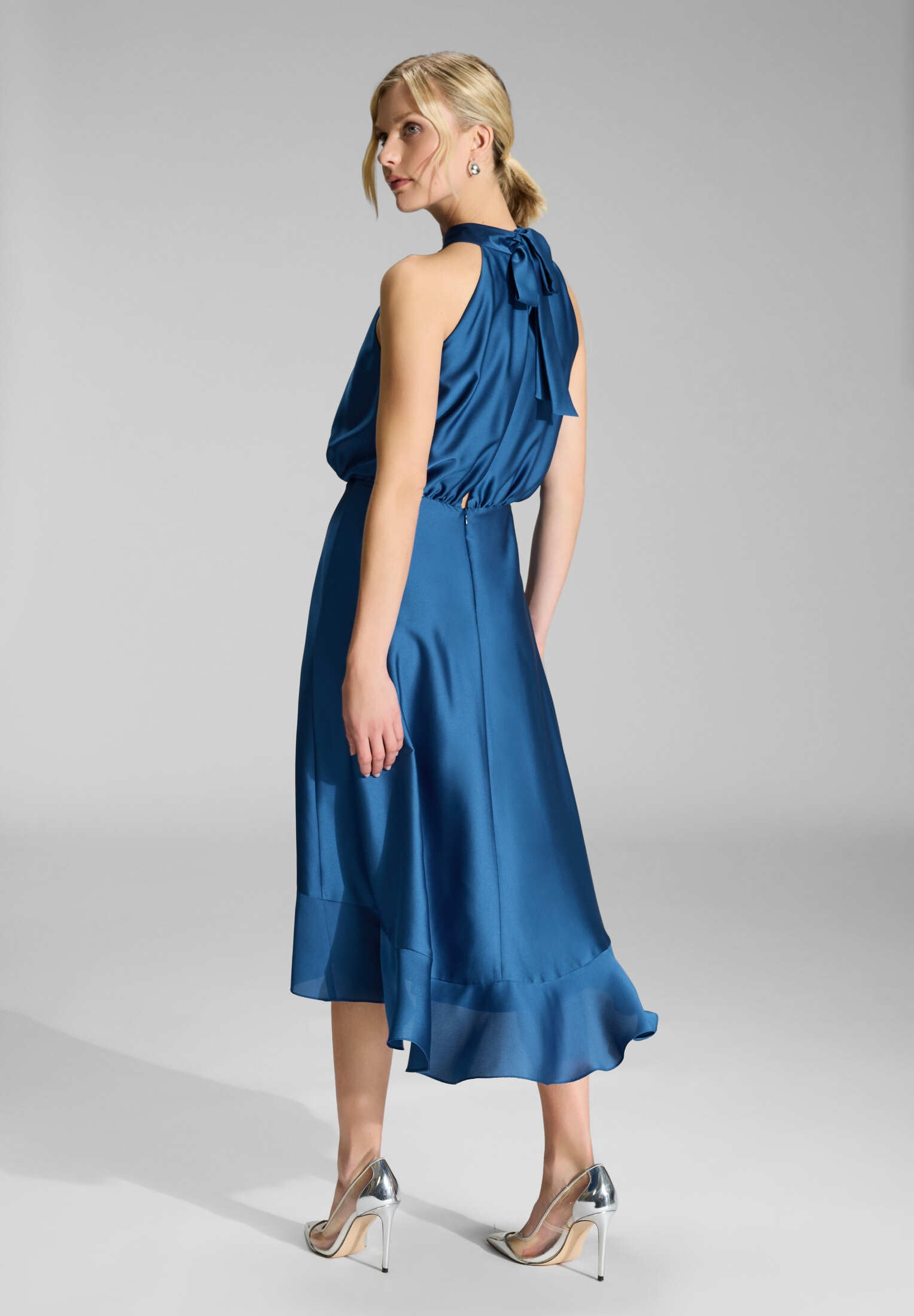 Cocktailkleid aus nachhaltigem Satin mit Volant am Saum