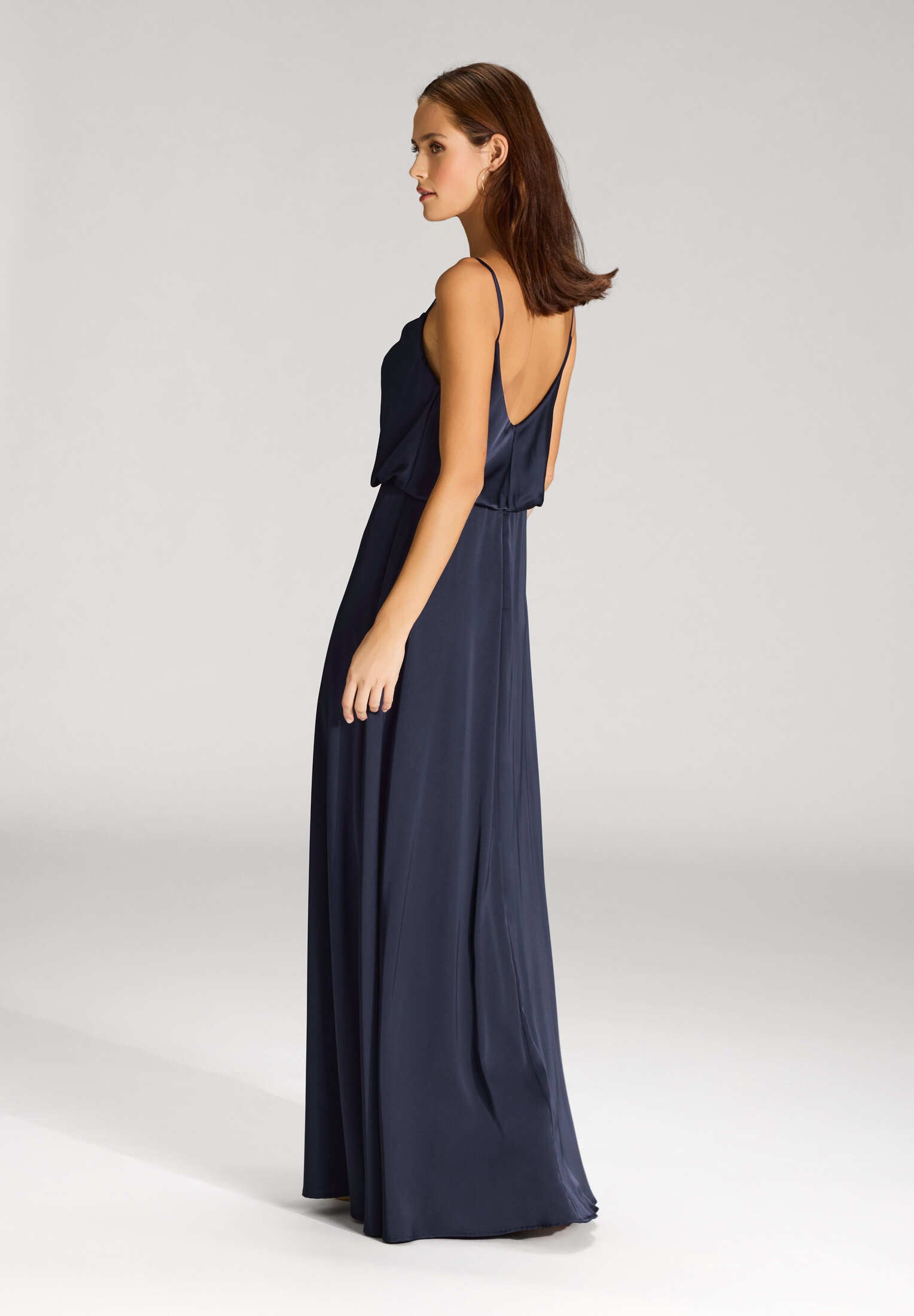 Abendkleid aus Satin mit angedeutetem Wasserfallausschnitt