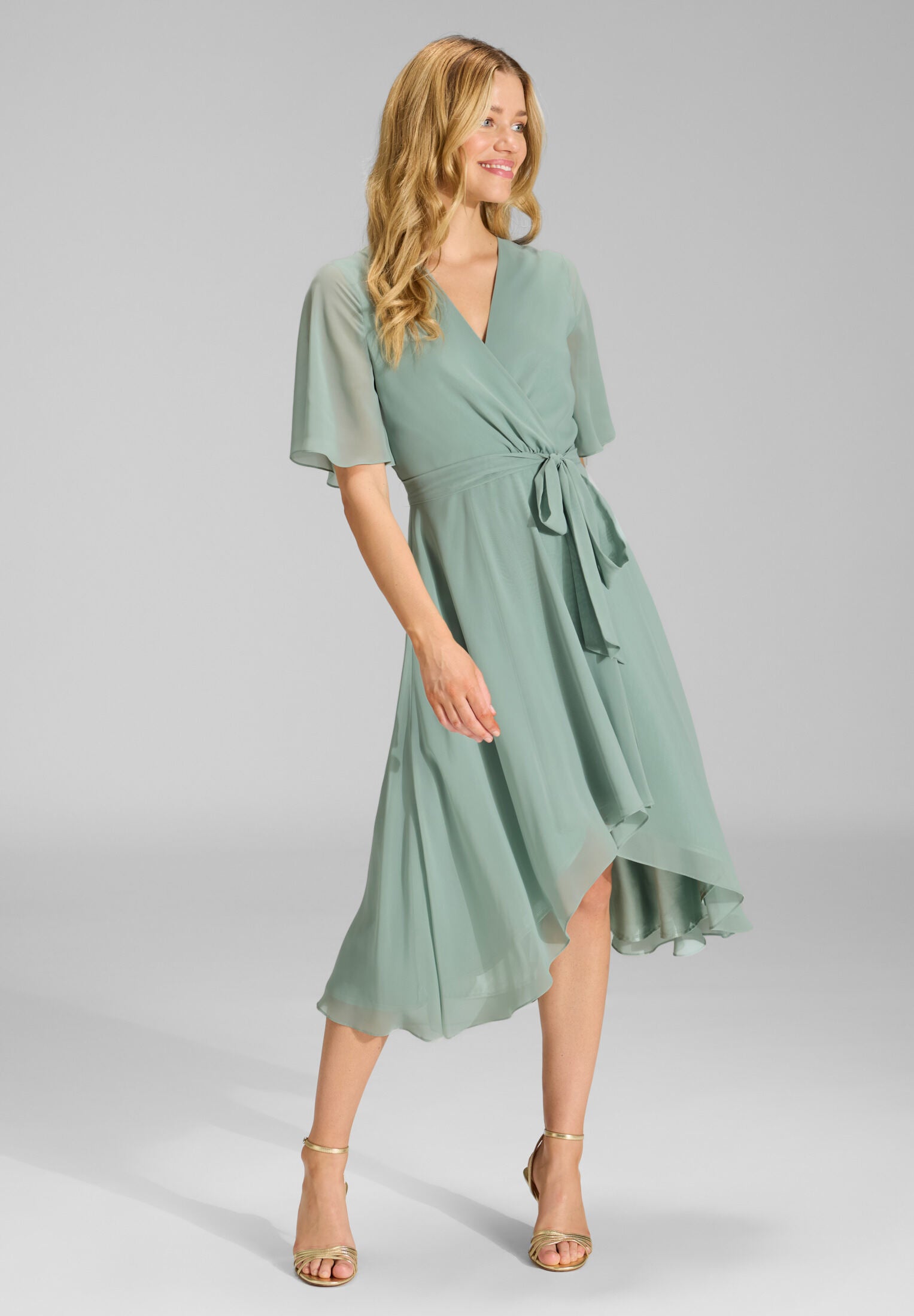 Chiffon Kleid in Wickel Optik mit Vokuhila Saum soft green