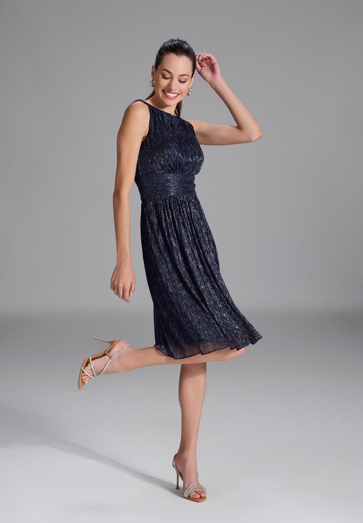 Plissiertes Metallickleid mit Taillenpasse navy