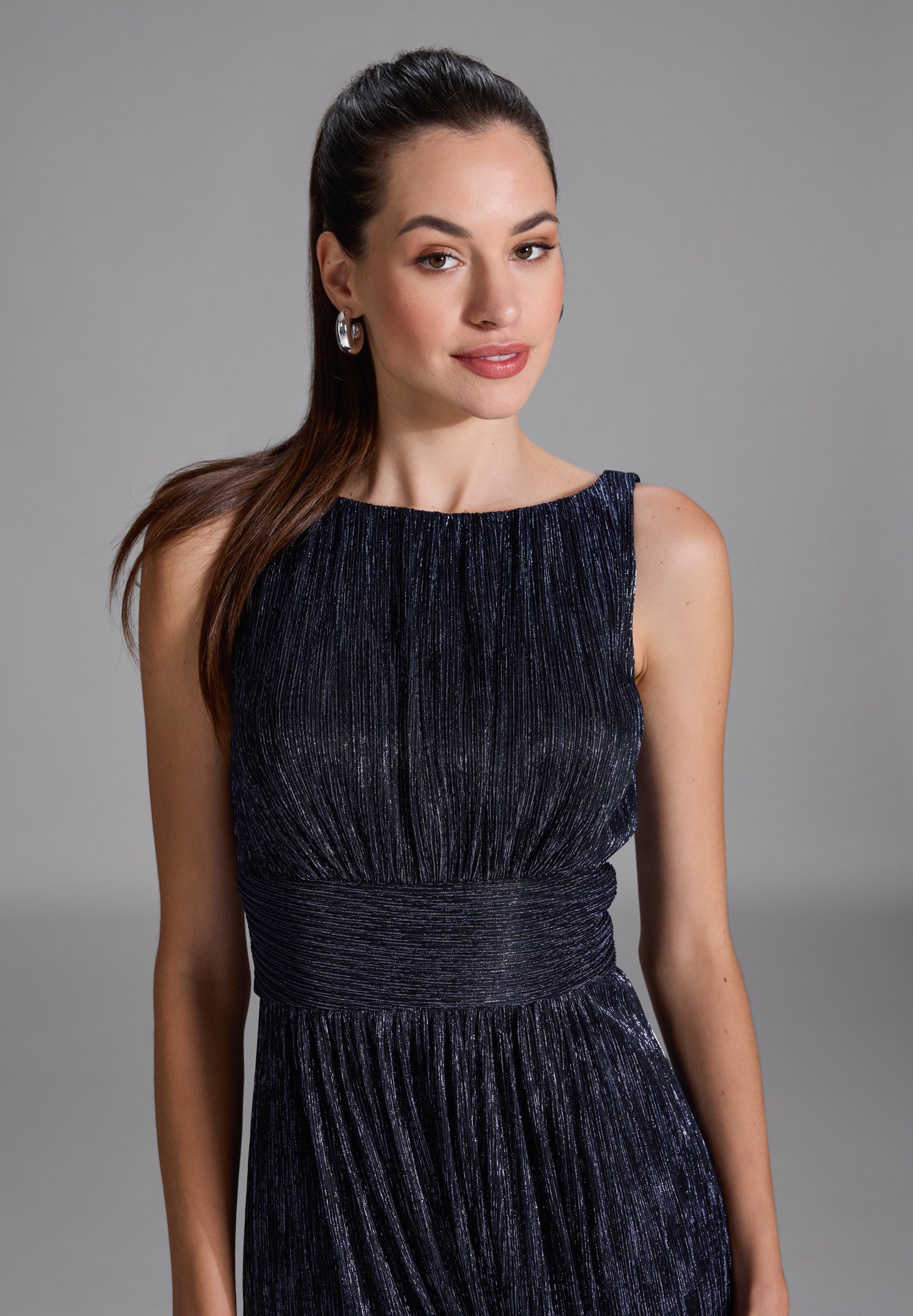 Plissiertes Metallickleid mit Taillenpasse