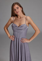 Schimmerndes Abendkleid mit Drapierung