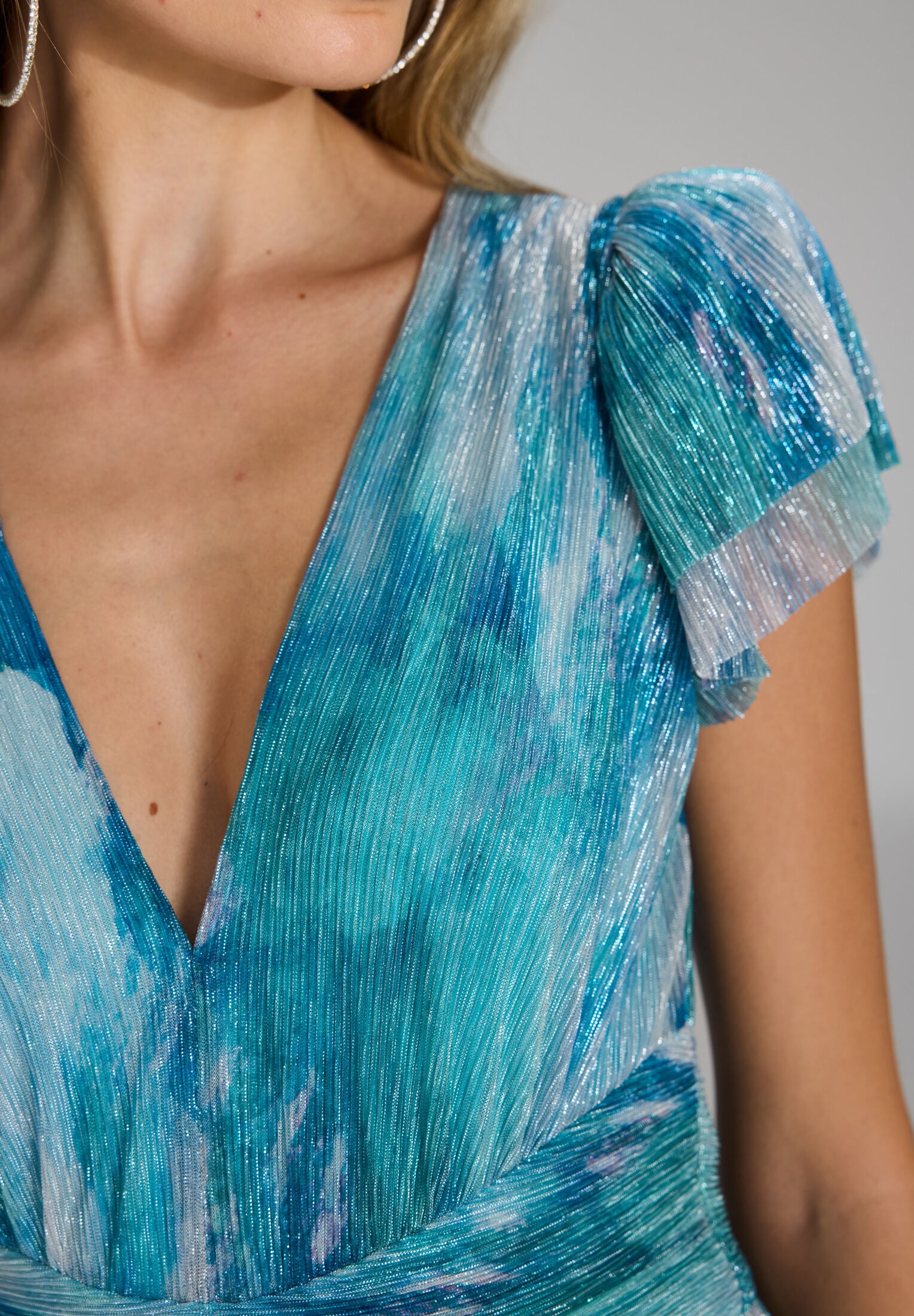 Abendkleid aus bedrucktem Plissee Jersey mit betonter Schulter