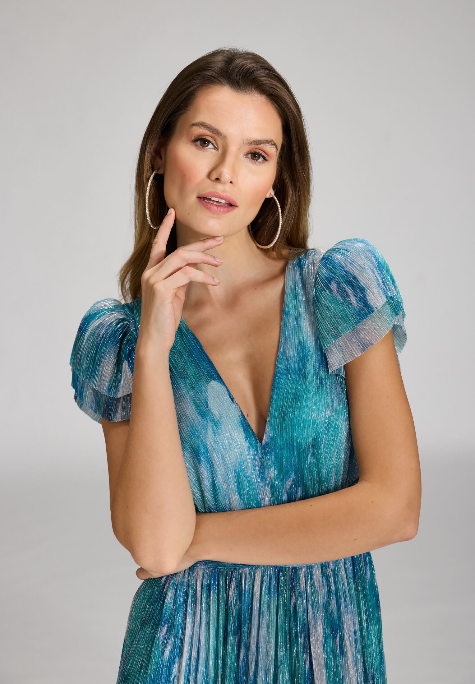 Abendkleid aus bedrucktem Plissee Jersey mit betonter Schulter