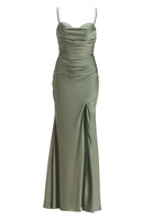Figurbetontes Abendkleid mit Drapierung und Beinschlitz