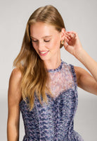 Printkleid aus Tüll mit Rüschendetails