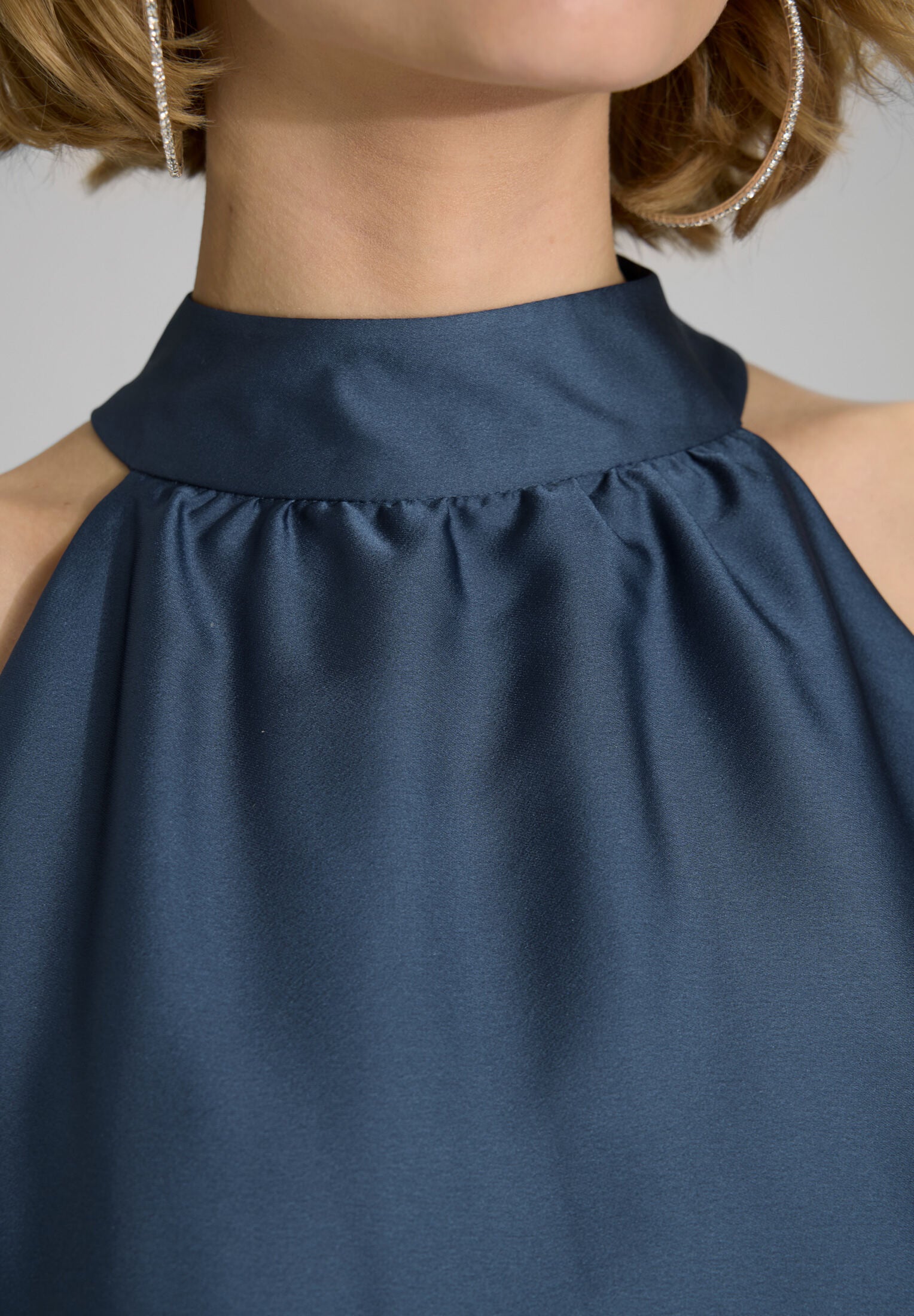 Cocktailkleid aus nachhaltigem Satin mit Volant am Saum