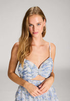 Printkleid mit Volantrock und Cut-out Detail