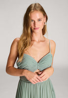 Chiffonkleid mit Cut-Out Detail und feiner Raffung