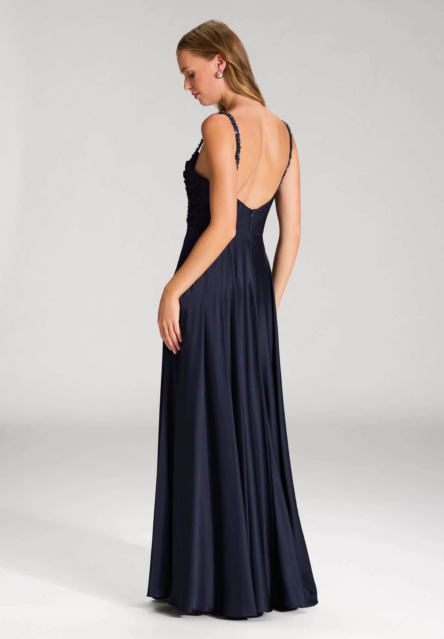 Satinkleid mit drapiertem Top und bestickten Trägern