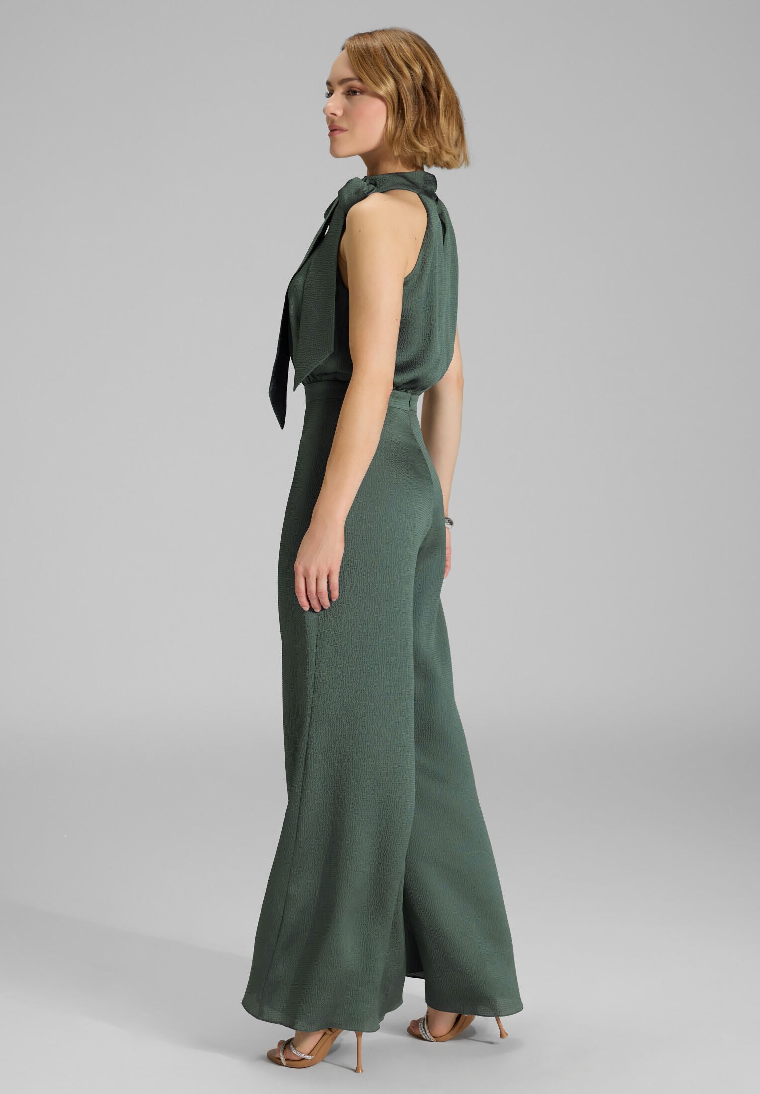 Jumpsuit mit Schluppe aus Satin