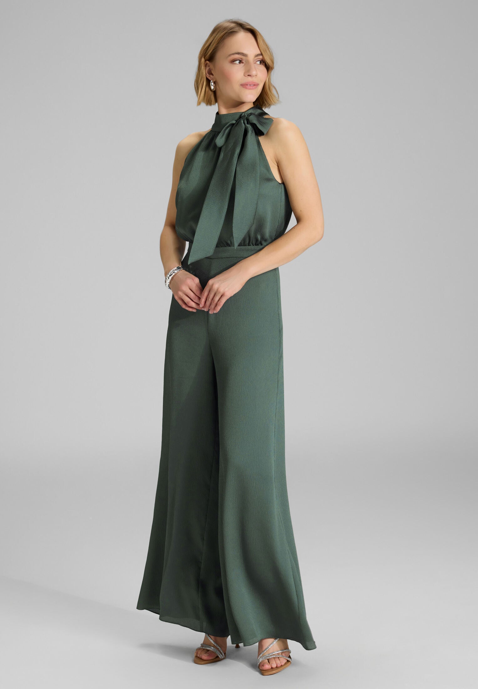 Jumpsuit mit Schluppe aus Satin