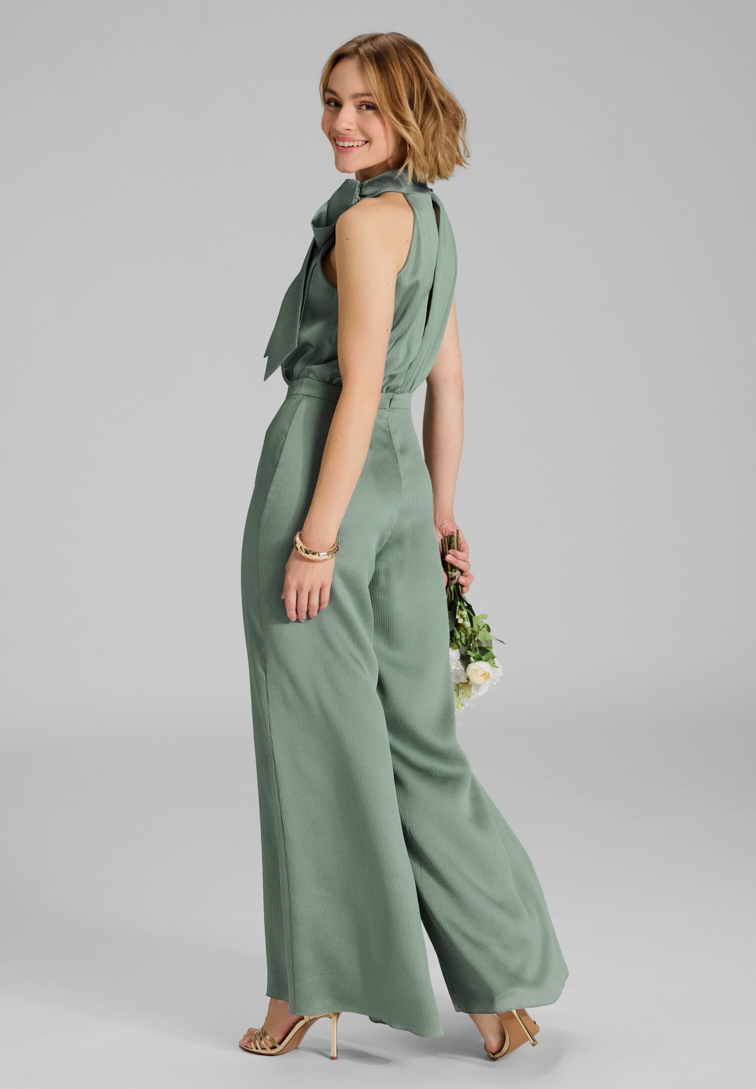 Jumpsuit mit Schluppe aus Satin