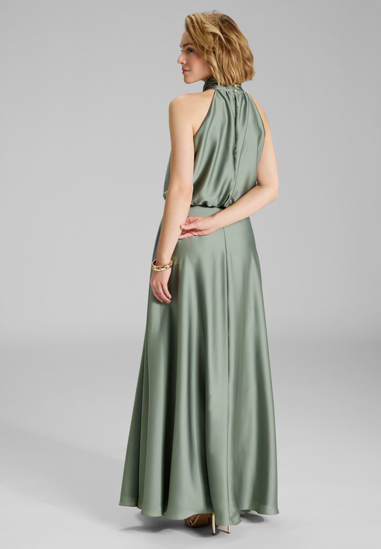 Abendkleid aus nachhaltigem Satin mit amerikanischem Ausschnitt und Beinschlitz