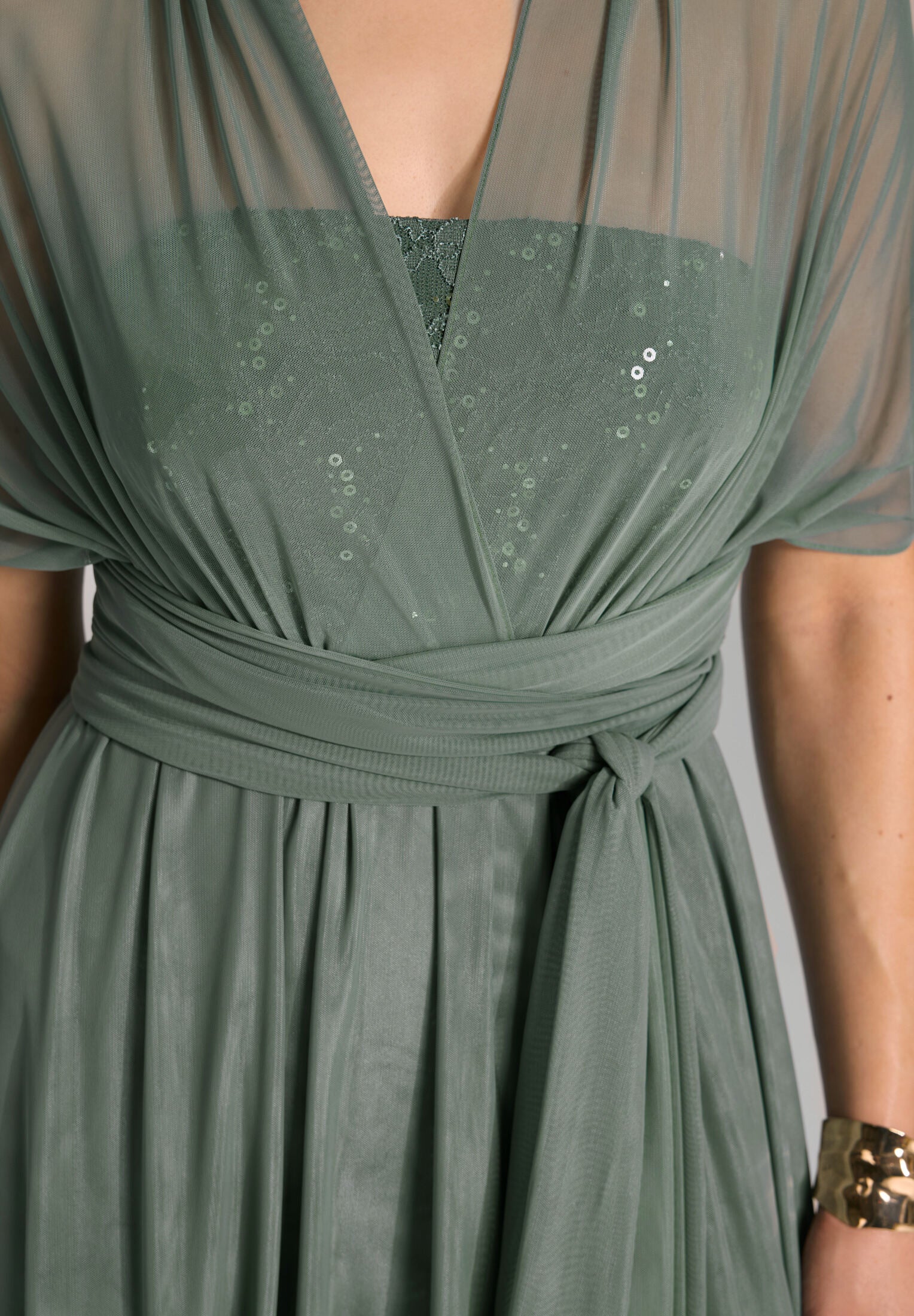 Abendkleid aus Mesh und Spitze mit verschiedenen Bindemöglichkeiten