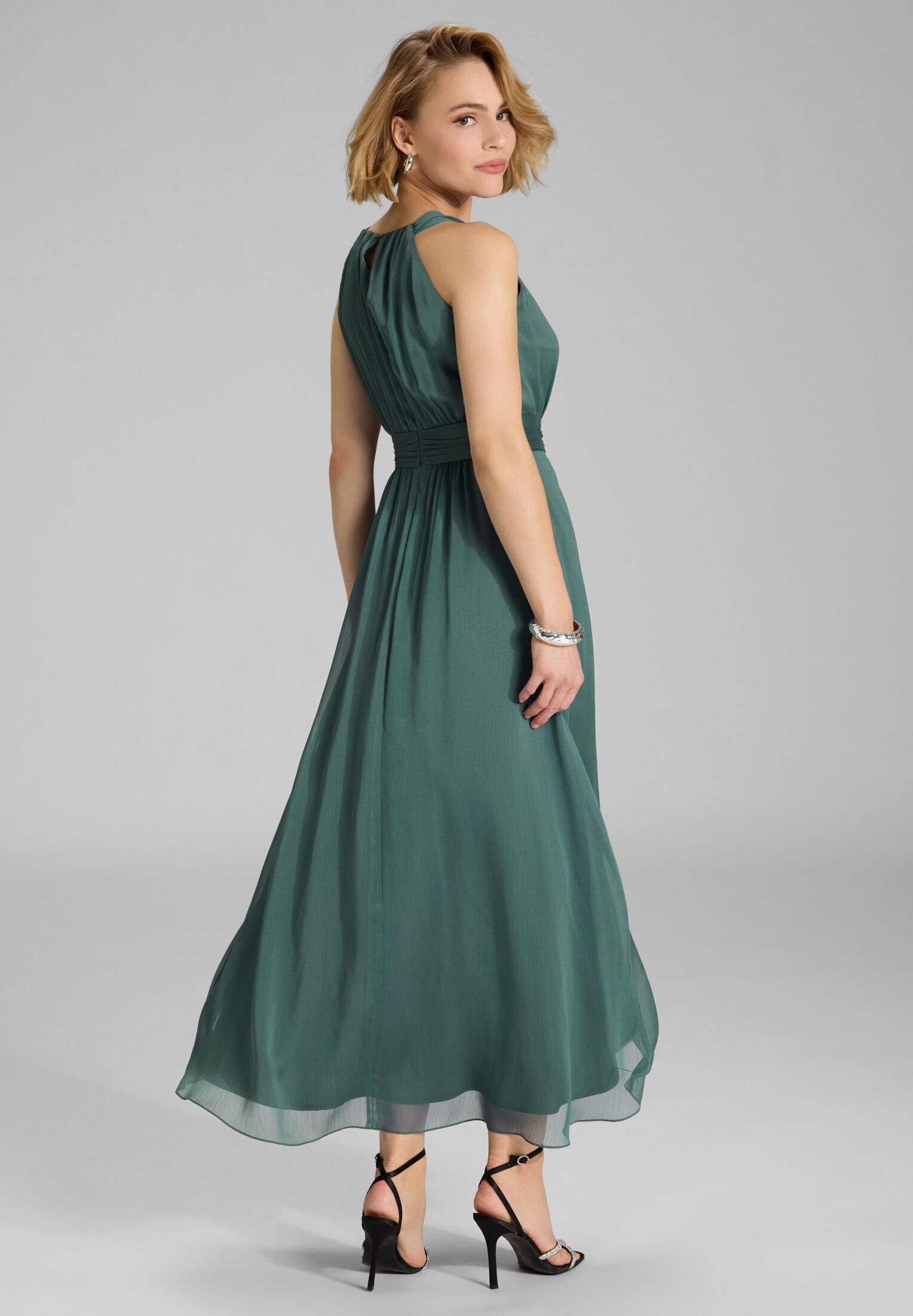 Abendkleid aus Chiffon mit Vokuhila Saum und Stoffblüte