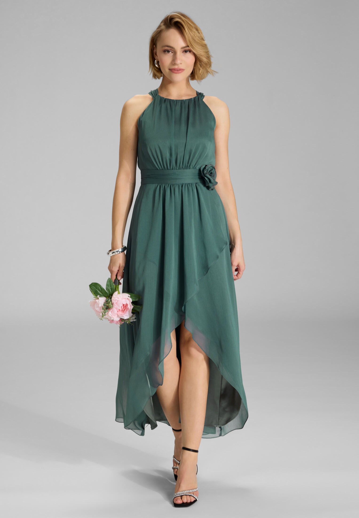 Abendkleid aus Chiffon mit Vokuhila Saum und Stoffblüte