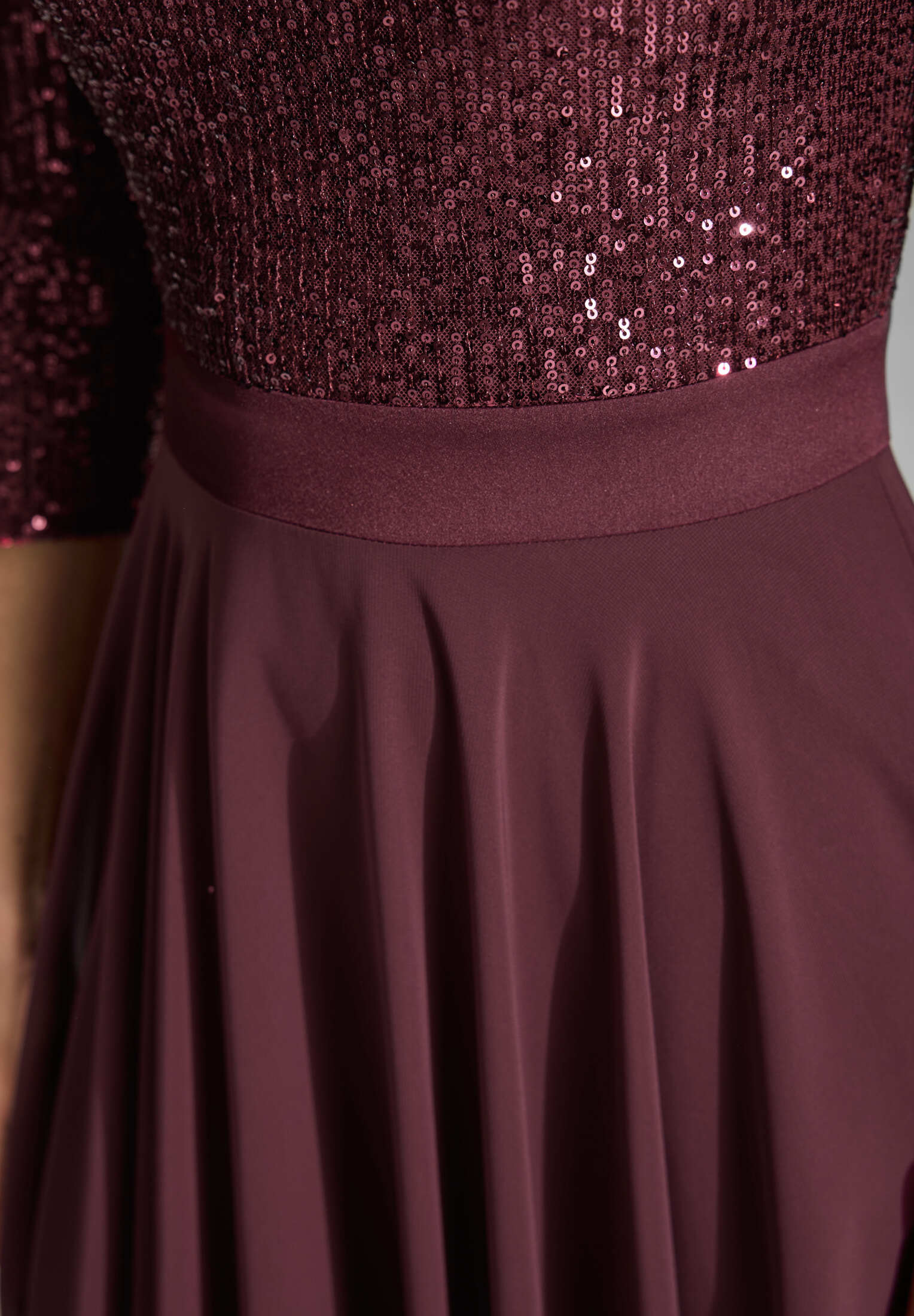 Cocktailkleid in Midi Länge mit Top aus elastischer Paillette und Tellerrock in Chiffon